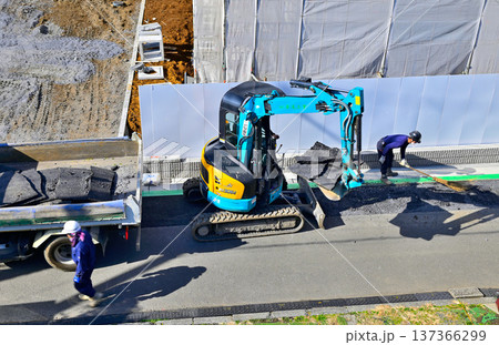 道路工事現場で働く人たち 道路工事現場で働く人たち 137366299