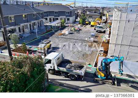 道路工事現場で働く人たち 道路工事現場で働く人たち 137366301