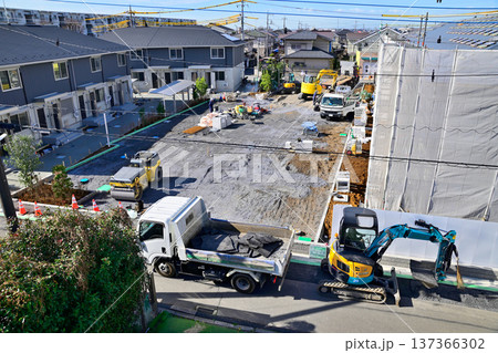 道路工事現場で働く人たち 道路工事現場で働く人たち 137366302
