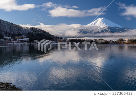 《山梨県》冬の富士山・河口湖湖畔の眺望 《山梨県》冬の富士山・河口湖湖畔の眺望 137366418