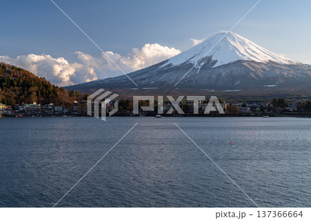 《山梨県》冬の富士山・河口湖湖畔の眺望 137366664