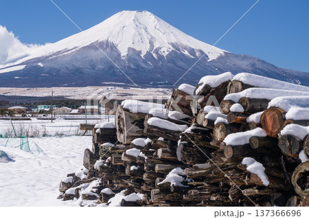 《山梨県》富士山と雪化粧の丸太・冬の忍野村 137366696