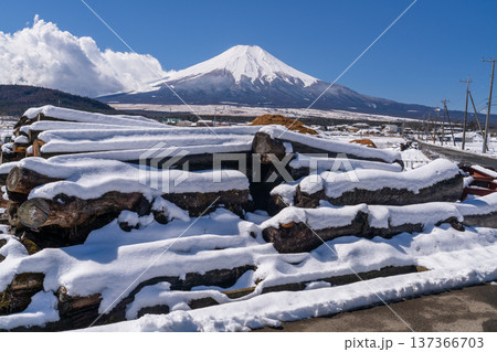 《山梨県》富士山と雪化粧の丸太・冬の忍野村 137366703