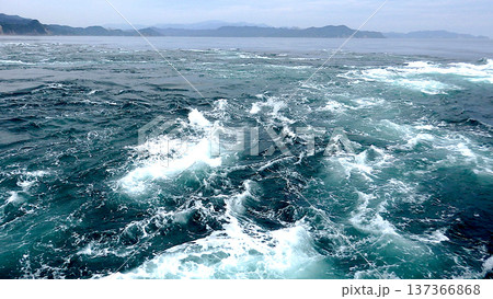 鳴門の渦潮　渦潮観光　鳴門海峡　徳島県 137366868