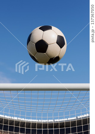 宙を舞うサッカーボール 137367050