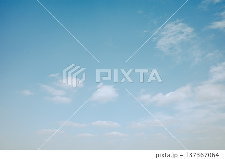 青空に浮かぶ白い雲　a-5 フィルム調 137367064