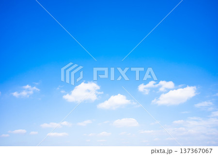 青空に浮かぶ白い雲　b-2 高彩度コントラスト 137367067