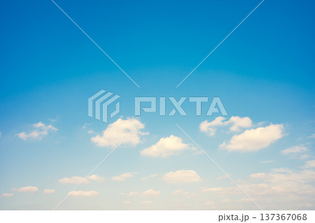 青空に浮かぶ白い雲　b-3 暖色加味 137367068