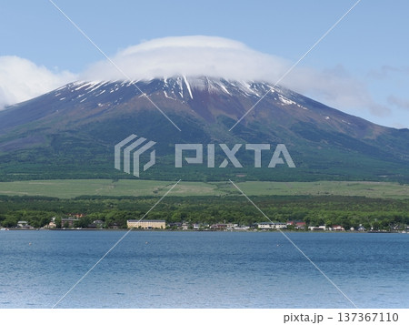 山中湖と雪を頂いた富士山 笠雲がかかる爽やかな景色 山中湖と雪を頂いた富士山 笠雲がかかる爽やかな景色 137367110