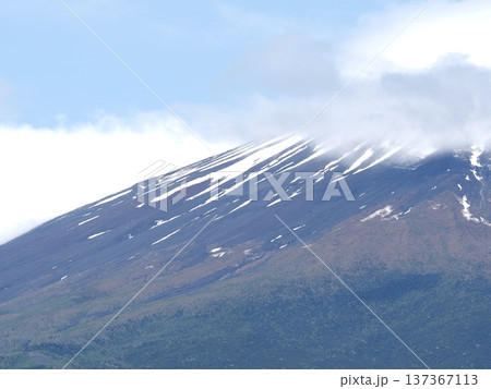 残雪の筋が美しい富士山山頂と流れる雲のアップ 137367113
