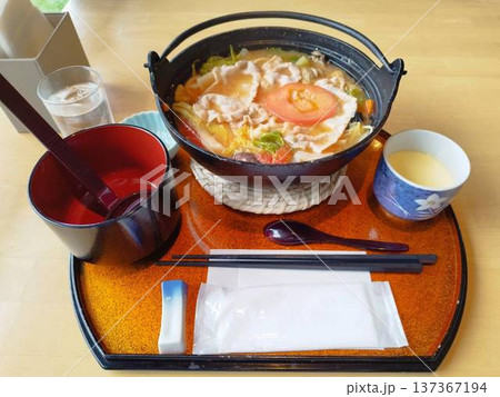 鉄鍋で煮込んだ味噌仕立てのほうとう 山梨グルメ 鉄鍋で煮込んだ味噌仕立てのほうとう 山梨グルメ 137367194