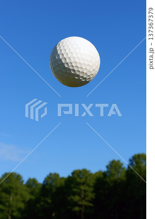 青空とゴルフボール 137367379