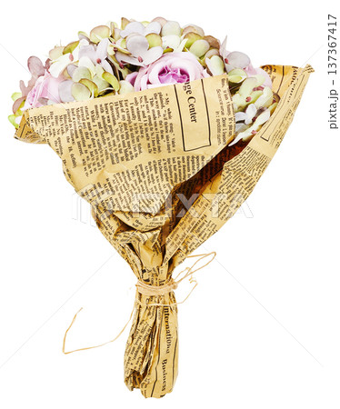 白背景に切り抜かれた英字新聞でラッピングされたパステルカラーの花束 白背景に切り抜かれた英字新聞でラッピングされたパステルカラーの花束 137367417