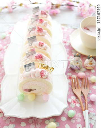 かわいいひなまつりロールケーキ かわいいひなまつりロールケーキ 137367560