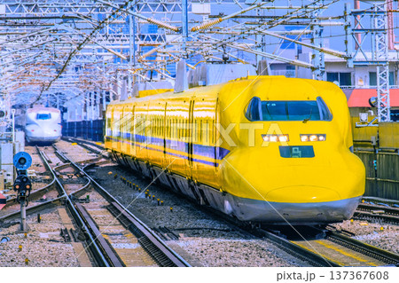 日本の横浜都市景観珍風景＆新風景。新横浜駅に到着するドクターイエロー。左奥にも新幹線が見える 137367608