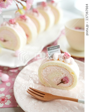 春スイーツ 桜ロールケーキ 137367664