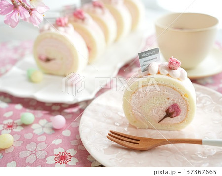 春スイーツ 桜ロールケーキ 137367665