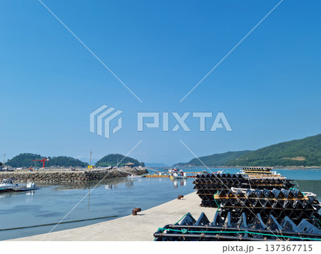 It is an island village with a port. 137367715