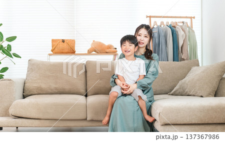 家で子供を抱っこする母親,ママ,ファミリー,親子,家族 家で子供を抱っこする母親,ママ,ファミリー,親子,家族 137367986
