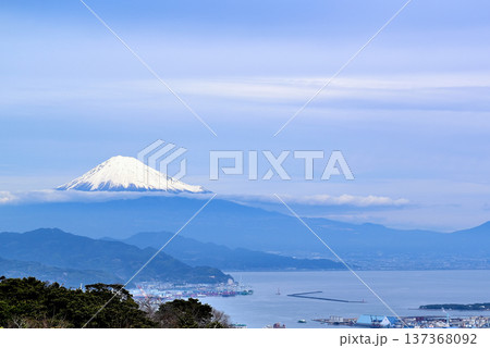 静岡県 日本平夢テラスから冠雪の富士山 静岡県 日本平夢テラスから冠雪の富士山 137368092