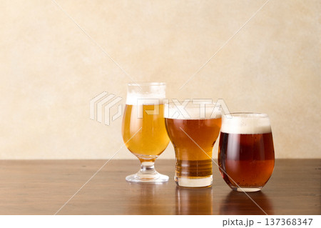 グラスに注いだクラフトビール グラスに注いだクラフトビール 137368347