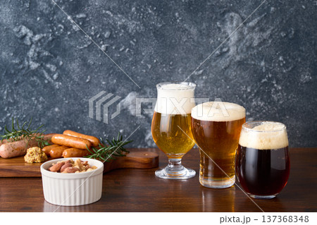 グラスに注いだクラフトビール 137368348