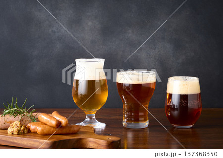 グラスに注いだクラフトビール グラスに注いだクラフトビール 137368350