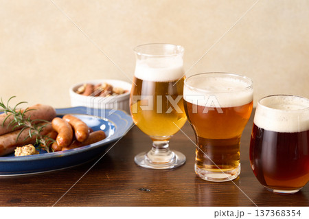 グラスに注いだクラフトビール グラスに注いだクラフトビール 137368354