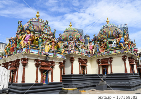 Building view of the Sri Mariamman Temple in Chinatown, Singapore. Built in 1827, it's the oldest Hindu temple in Singapore. Building view of the Sri Mariamman Temple in Chinatown, Singapore. Built in 1827, it's the oldest Hindu temple in Singapore. 137368382