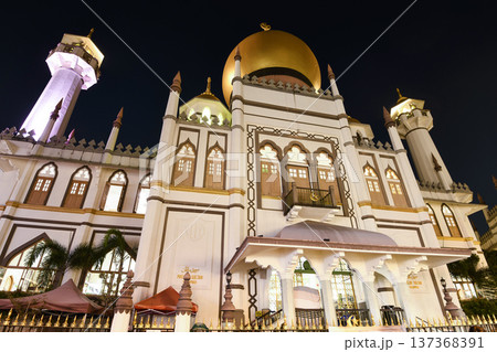 Building view of the Sultan Mosque within the Kampong Glam precinct of the Rochor district in Singapore. Built in 1824 by Sultan Hussein Shah, the first Sultan of Singapore. Building view of the Sultan Mosque within the Kampong Glam precinct of the Rochor district in Singapore. Built in 1824 by Sultan Hussein Shah, the first Sultan of Singapore. 137368391