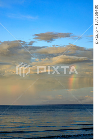 海上に広がる雨と虹のドラマチックな空模様 137368480