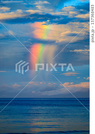 海と空に現れた虹と降水帯の自然現象 海と空に現れた虹と降水帯の自然現象 137368483