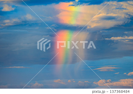 雨のカーテンと虹が輝く海の空景色 137368484