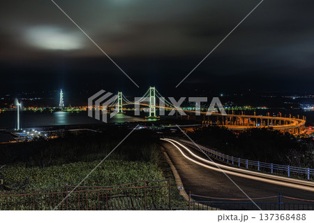 車の光跡と白鳥大橋の夜景（北海道室蘭市） 137368488