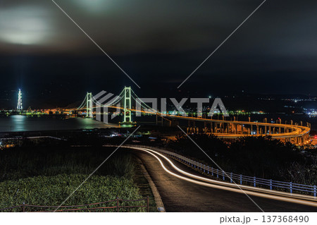 室蘭の工業港と白鳥大橋のライトアップ夜景 室蘭の工業港と白鳥大橋のライトアップ夜景 137368490