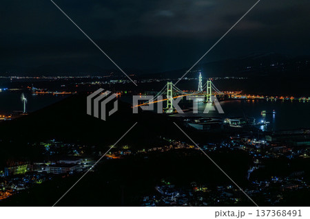 室蘭の夜景と白鳥大橋(北海道の美しい港町の夜景) 室蘭の夜景と白鳥大橋(北海道の美しい港町の夜景) 137368491