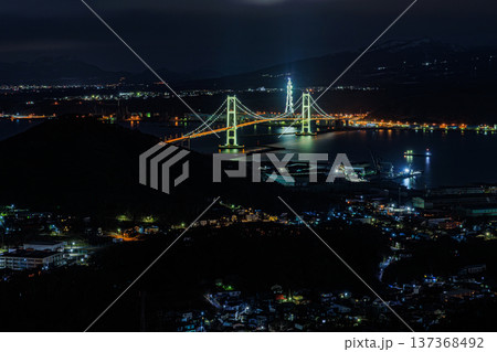 夜空の下に輝く白鳥大橋と室蘭の街並み 137368492