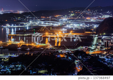煙突の煙が流れる室蘭の工場夜景(北海道の産業都市) 煙突の煙が流れる室蘭の工場夜景(北海道の産業都市) 137368497