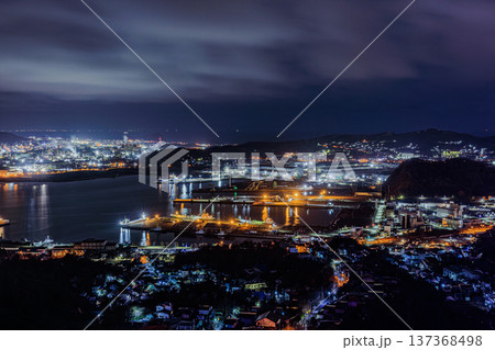 室蘭港と工場群の夜景(北海道の工業都市の景観) 室蘭港と工場群の夜景(北海道の工業都市の景観) 137368498