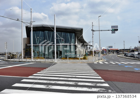 神奈川県　道の駅湘南ちがさきと鉄砲通りと交差点 137368534