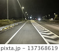 夜の高速道路分岐と街灯が続く都市交通風景 137368619