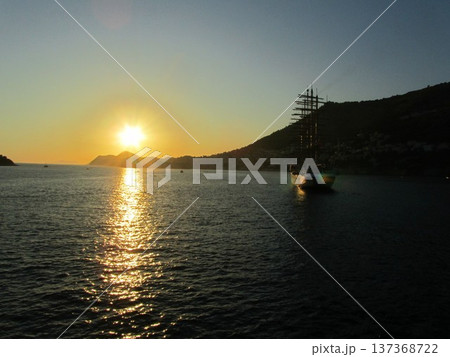 帆船からの夕日 帆船からの夕日 137368722