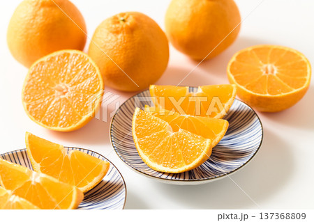 皿に盛り付けたデコポン 皿に盛り付けたデコポン 137368809