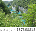 エメラルドグリーンの川の景観 137368818