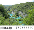エメラルドグリーンの川の景観03 137368820
