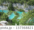 エメラルドグリーンの川の景観04 137368821