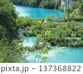 エメラルドグリーンの川の景観05 137368822