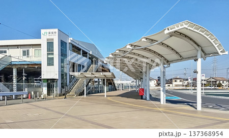 JR総武線幕張駅北口ロータリーの駅前広場と駅舎 137368954