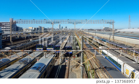 幕張車両センターに並ぶ電車と操車場の風景 幕張車両センターに並ぶ電車と操車場の風景 137368957
