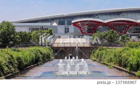 初夏の幕張メッセの赤い屋根と噴水 137368967